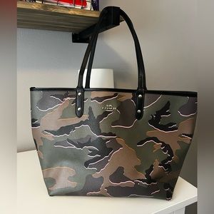 COACH Reversible City Tote With Wild Camo Print (Green)
